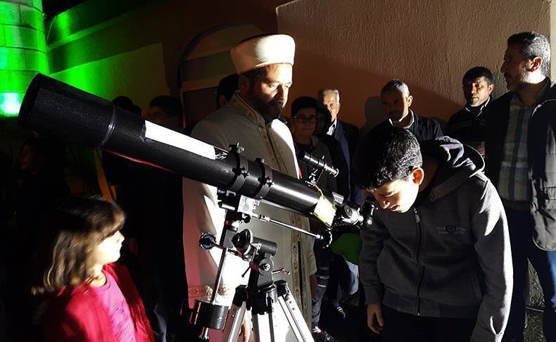 إمام تركي يضع تلسكوباً  في المسجد لاستقطاب اليافعين